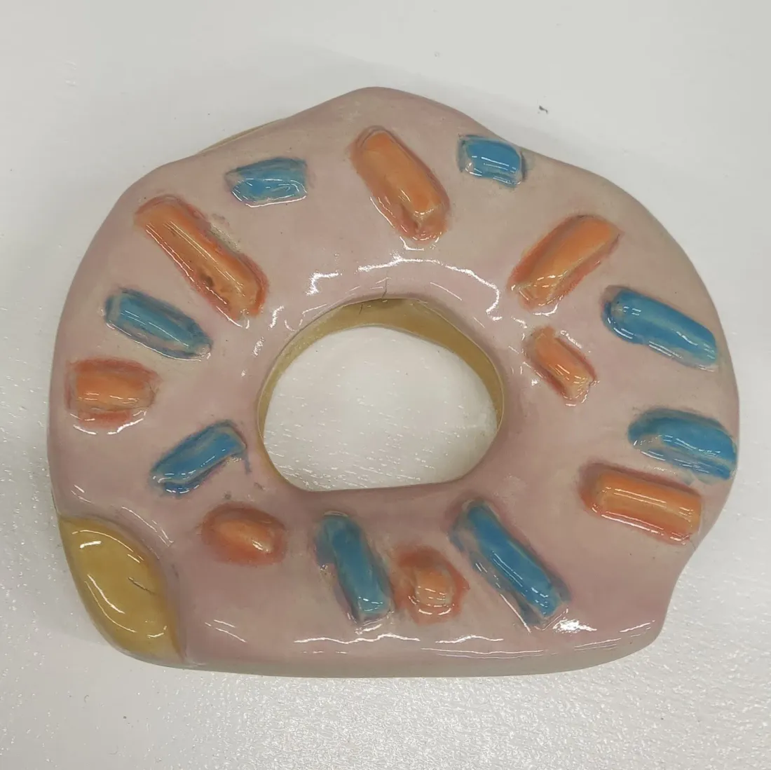 Donut de Proust: ceramic donut, pink glaze with colourful sprinkles, seen from above