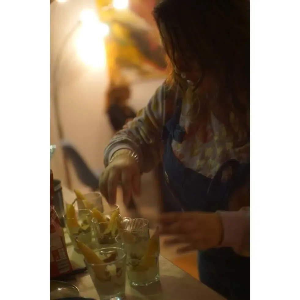 Mélodie plating dessert into glasses